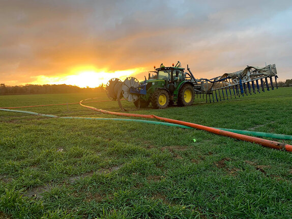 Slurry hosing in the field with GH drag hose and feeder hose | © GH